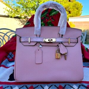 Large Leather Tote Handbag w/shoulder strap and dust cover. Light Pink. Size #30